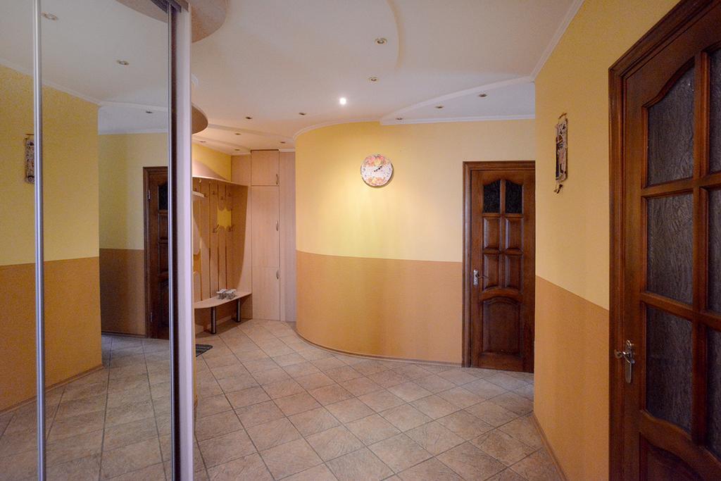 On Urlivska Street 10a * Kiew